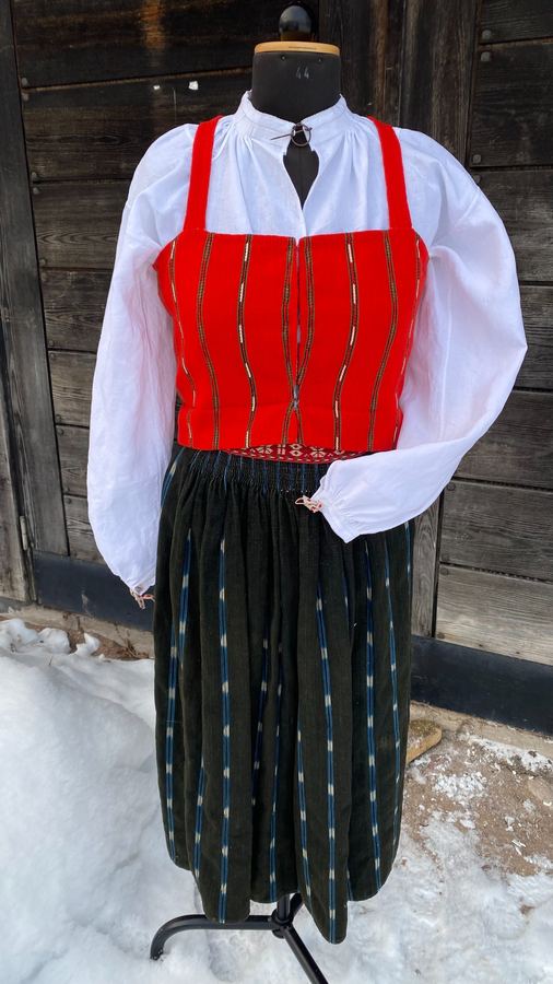 Folkdräkt framifrån